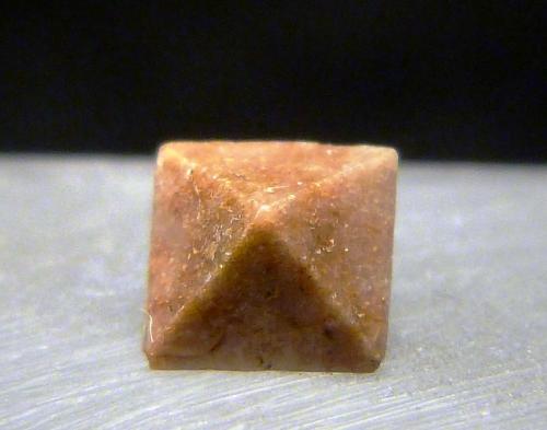 Zircón<br />Minas Gerais, Brazil<br />5 x 5 mm.<br /> (Autor: Felipe Abolafia)