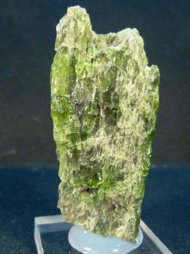 Diópsido (variedad diópsido cromífero)<br />Araçuaí, Vale do Jequitinhonha, Minas Gerais, Brasil<br />2,5 x 5 x 2 cm.<br /> (Autor: Felipe Abolafia)