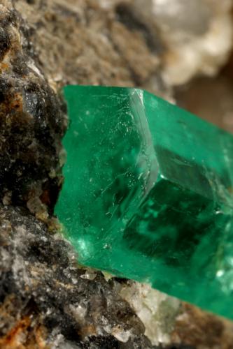 Beryl (variety emerald), Calcite<br />Chivor mining district, Municipio Chivor, Eastern Emerald Belt, Boyacá Department, Colombia<br />57x38x42mm, xl=20mm<br /> (Author: Fiebre Verde)