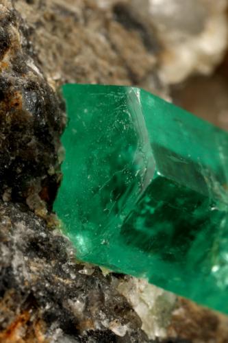 Beryl (variety emerald), Calcite<br />Chivor mining district, Municipio Chivor, Eastern Emerald Belt, Boyacá Department, Colombia<br />57x38x42mm, xl=20mm<br /> (Author: Fiebre Verde)