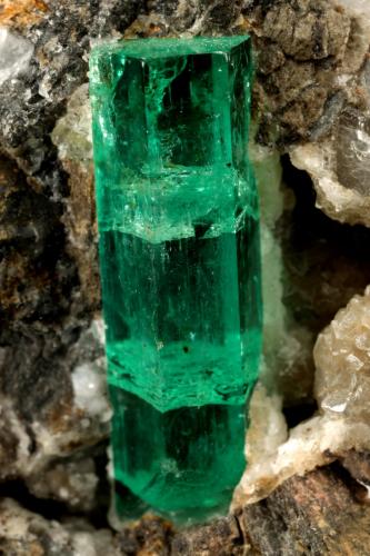 Beryl (variety emerald), Calcite<br />Chivor mining district, Municipio Chivor, Eastern Emerald Belt, Boyacá Department, Colombia<br />57x38x42mm, xl=20mm<br /> (Author: Fiebre Verde)