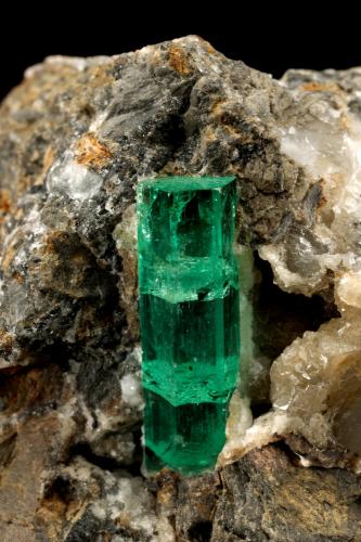 Beryl (variety emerald), Calcite<br />Chivor mining district, Municipio Chivor, Eastern Emerald Belt, Boyacá Department, Colombia<br />57x38x42mm, xl=20mm<br /> (Author: Fiebre Verde)