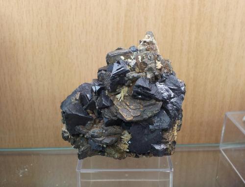 Esfalerita y pirrotita<br />Complejo Trepča, Valle Trepča, Kosovska Mitrovica, Distrito Kosovska Mitrovica, Kosovo<br />58mm - 44mm - 55mm<br /> (Autor: Pedro Naranjo)