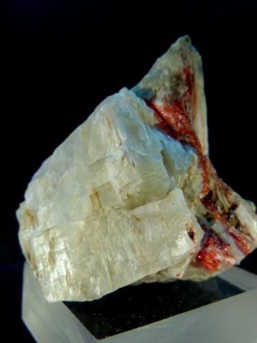 Rejalgar y Ulexita<br />Boron, Kramer District (Kramer Borate District), Kern County, California, USA<br />5 x 4,5 x 3 cm.<br /> (Autor: Felipe Abolafia)