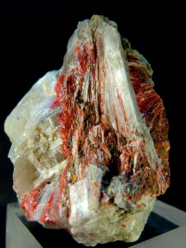 Rejalgar y Ulexita<br />Boron, Kramer District (Kramer Borate District), Kern County, California, USA<br />5 x 4,5 x 3 cm.<br /> (Autor: Felipe Abolafia)