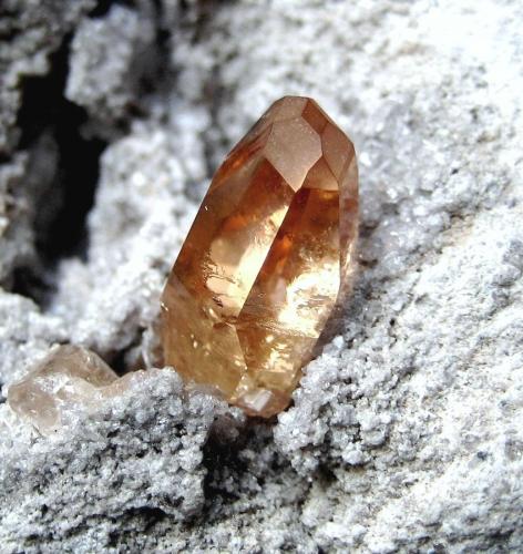 Topaz<br />Cordillera Thomas, Condado Juab, Utah, USA<br />Topaz crystal (1,3 cm)<br /> (Author: Tobi)