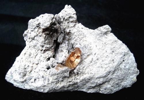 Topaz<br />Cordillera Thomas, Condado Juab, Utah, USA<br />Specimen size 8 cm, topaz crystal 1,3 cm<br /> (Author: Tobi)