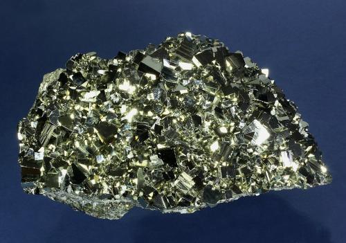 Pyrite<br />Mina Oppu, Nishimeya-mura, Distrito Nakatsugaru, Prefectura Aomori, Región Tohoku, Isla Honshu, Japón<br />175 x 110 x 83 mm<br /> (Author: GneissWare)