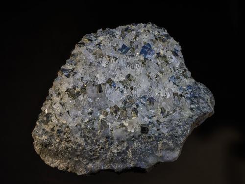 Pyrite, Quartz<br />Mina Oppu, Nishimeya-mura, Distrito Nakatsugaru, Prefectura Aomori, Región Tohoku, Isla Honshu, Japón<br />11.6 x 10.0 cm<br /> (Author: am mizunaka)