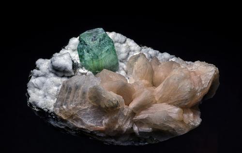 Fluorapophyllite, Stilbite<br />Jalgaon District, Maharashtra, India<br />11.5 x 7.2 cm<br /> (Author: am mizunaka)