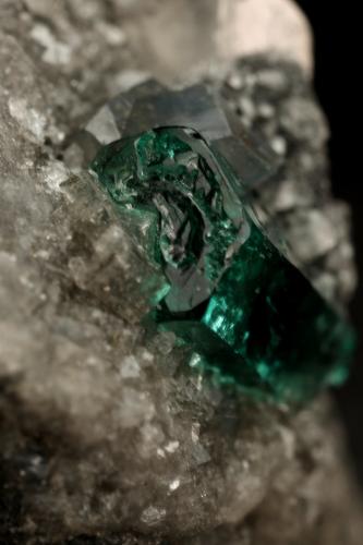 Beryl (variety emerald), Calcite, Dolomite<br />Muzo (distrito minero), Cinturón Esmeraldífero Occidental, Departamento Boyacá, Colombia<br />triangle side=35mm, xl=11mm<br /> (Author: Fiebre Verde)