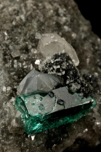 Beryl (variety emerald), Calcite, Dolomite<br />Muzo mining district, Western Emerald Belt, Boyacá Department, Colombia<br />triangle side=35mm, xl=11mm<br /> (Author: Fiebre Verde)