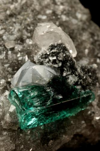 Beryl (variety emerald), Calcite, Dolomite<br />Muzo mining district, Western Emerald Belt, Boyacá Department, Colombia<br />triangle side=35mm, xl=11mm<br /> (Author: Fiebre Verde)