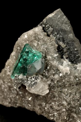 Beryl (variety emerald), Calcite, Dolomite<br />Muzo mining district, Western Emerald Belt, Boyacá Department, Colombia<br />triangle side=35mm, xl=11mm<br /> (Author: Fiebre Verde)