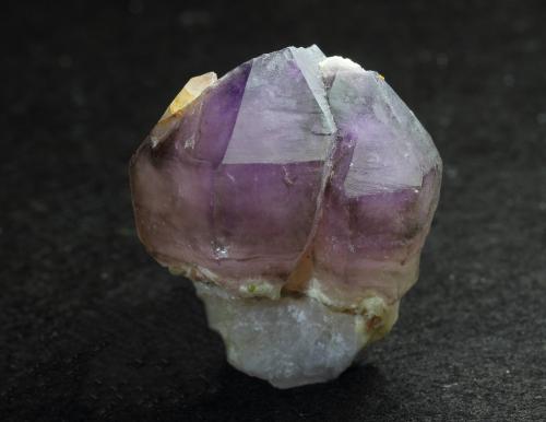 Cuarzo (variedad amatista)<br />Pedrera Mas Sever, Massabè (Mas Ceber), Sils, Comarca La Selva, Gerona / Girona, Cataluña / Catalunya, España<br />4 x 4 x 4 cm<br /> (Autor: karbu8)