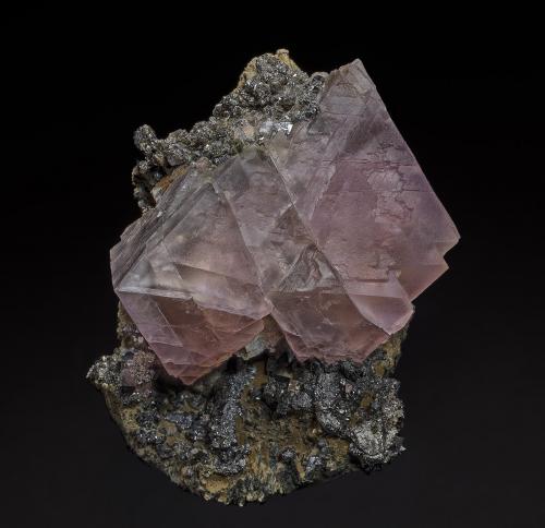 Fluorite, Arsenopyrite<br />Huanggang Mines, Hexigten Banner (Kèshíkèténg Qí), Chifeng (Ulanhad), Inner Mongolia Autonomous Region, China<br />9.3 x 6.1 cm<br /> (Author: am mizunaka)