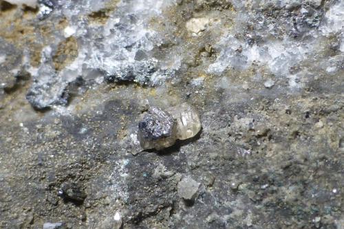 Anglesita<br />Pedrera Berta, Turó de Can Domènech, Serra de Roques Blanques, Sant Cugat del Vallès-El Papiol, Comarca Vallès Occidental / Baix Llobregat, Barcelona, Cataluña / Catalunya, España<br />Encuadre 3x2cm aprox.<br /> (Autor: heat00)