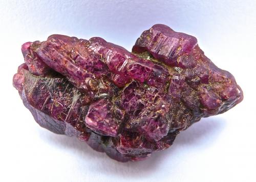 Corindón (variedad rubí)<br />Distrito Pyin-Oo-Lwin, Región Mandalay (Division Mandalay), Myanmar (Burma)<br />3 x 2 x 1,5 cm<br /> (Autor: María Jesús M.)