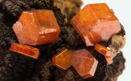 Vanadinite<br />Taouz, Provincia Er Rachidia, Región Drâa-Tafilalet, Marruecos<br />FOV 1,5 cm<br /> (Author: Tobi)