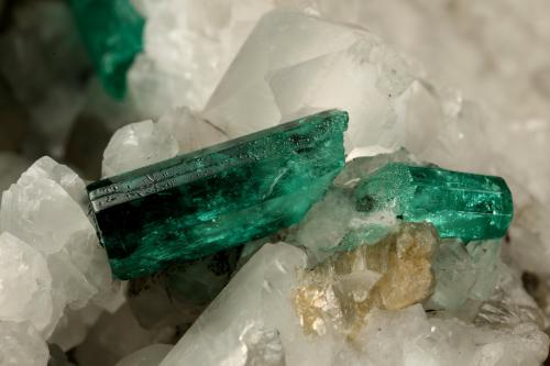 Beryl (variety emerald), Calcite<br />Muzo mining district, Western Emerald Belt, Boyacá Department, Colombia<br />130x85x100mm, xls up to 27mm<br /> (Author: Fiebre Verde)