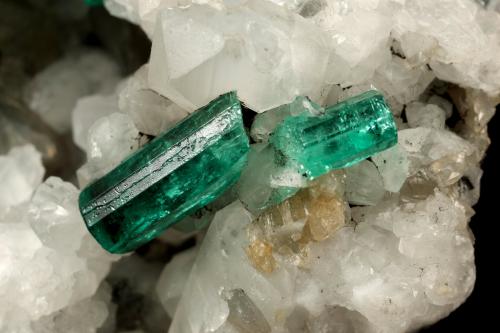 Beryl (variety emerald), Calcite<br />Muzo mining district, Western Emerald Belt, Boyacá Department, Colombia<br />130x85x100mm, xls up to 27mm<br /> (Author: Fiebre Verde)