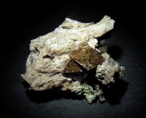 Zircón y Pectolita<br />Khibiny Massif, Kola Peninsula, Murmanskaja Oblast, Northern Region, Russia<br />45X40mm.<br /> (Autor: Jesus Franquesa Baucells)