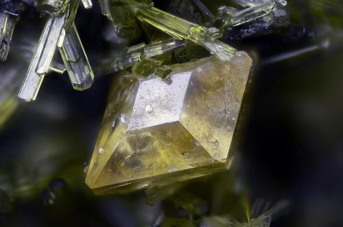 Titanita y epidota.<br />Acedo claim (Juanona Quarry), Juanona, Antequera, Comarca de Antequera, Málaga, Andalusia, Spain<br />Campo de visión 2 mm.<br /> (Autor: Juan Miguel)