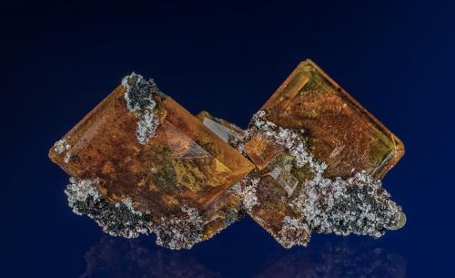 Wulfenite<br />Los Lamentos Mountain Range, Municipio Ahumada, Chihuahua, Mexico<br />4.4 x 2.3 cm<br /> (Author: am mizunaka)