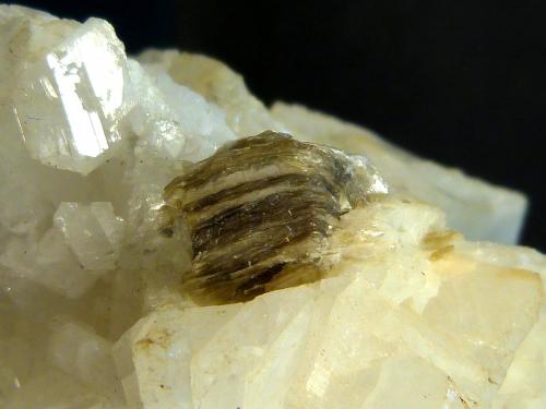 Albita (variedad cleavelandita), Moscovita<br />Governador Valadares, Vale do Rio Doce, Minas Gerais, Brazil<br />9 x 6 x 5 cm.<br /> (Autor: Felipe Abolafia)