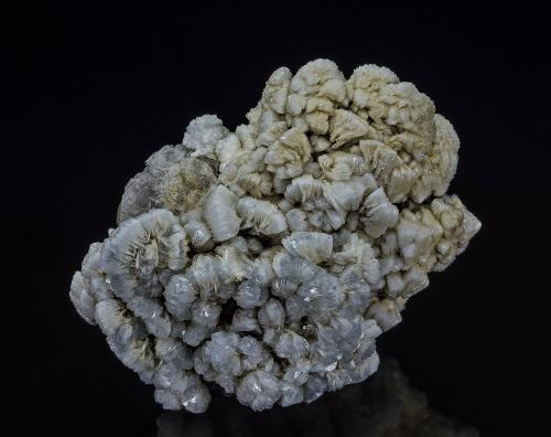 Barite, Calcite<br />Rock Island Road road cut, Gouverneur, St. Lawrence County, New York, USA<br />5.3 x 4.5 cm<br /> (Author: am mizunaka)