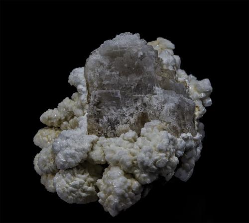 Barite, Calcite<br />Rock Island Road road cut, Gouverneur, St. Lawrence County, New York, USA<br />5.3 x 4.5 cm<br /> (Author: am mizunaka)