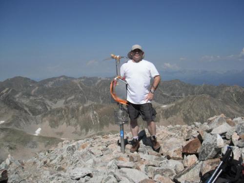 Cima Pic de Bastiments (2881 m.) Puede verse bajo mis pies que la cima son puras rocas. (Autor: Carles Rubio)