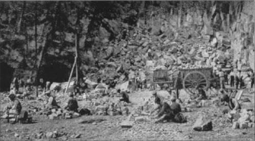 Pedrera del Remei (Caldes de Montbui) hacia 1907. Con los adoquines provinientes de esta cantera se pavimentaron la mayoría de calles de la ciudad de Barcelona a principios del siglo XX. Se transportaban en grandes cantidades mediante carros hasta el ferrocarril con destino a Barcelona.
Foto extraída de Gómez-Alba, J.:Treballs del Museu de Geología de Barcelona,10: 5-76 (2001) (Autor: Frederic Varela)