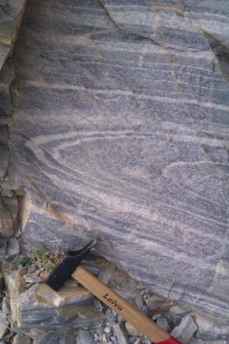 Pliegue tumbado en mármol fajeado
Sierra de Baza, Caniles, Granada, Andalucía, España.
El bandeado es testigo de la deformación (Autor: prcantos)