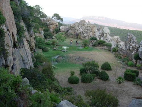 _Una laguna formó este suelo plano rodeado de estratos verticales  en una ladera de fuerte pendiente. A la dueña de este terreno le habían contado que su jardín era un cráter de meteorito. Pasé un buen rato explicándole que ese cerramiento de rocas es el resultado de un pliegue tumbado en bucle por deslizamiento gravitacional, afectado mas tarde por varias fases tectónicas que finalmente dejaron la estructura en posición vertical.
El Cañuelo, Tarifa, Cádiz. (Autor: Josele)