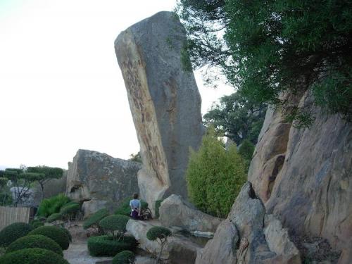 _Aunque estas areniscas no contienen restos fósiles, se han podido datar indirectamente como Aquitanienses.
Muchas zonas donde la estratificación ha quedado en posición vertical conforman bellos paisajes, como este prisma tetragonal en un jardín japonés. Los planos que miran a la izquierda son paralelos a la estratificación, los que miran de frente son diaclasas.
El Cañuelo, Tarifa, Cádiz. (Autor: Josele)