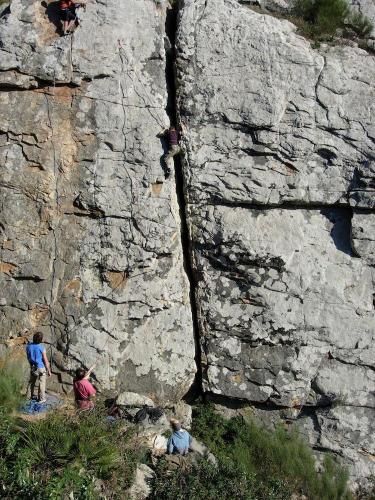 _Las Areniscas del Aljibe son una formación bastante monótona, sin grandes cambios litológicos. Corresponden a lóbulos deposicionales de un abanico submarino, sedimentados en situación de inestabilidad tectónica. La composición silícea y la redondez de los granos indican un transporte largo con un origen que las marcas de paleocorriente sitúan al Sur, probablemente los macizos pre-hercínicos del Sahara.
Donde está bien cementada, es una buena roca para escalar que ofrece bastantes apoyos.
Pared de escuela en Betis, Tarifa, Cádiz. (Autor: Josele)