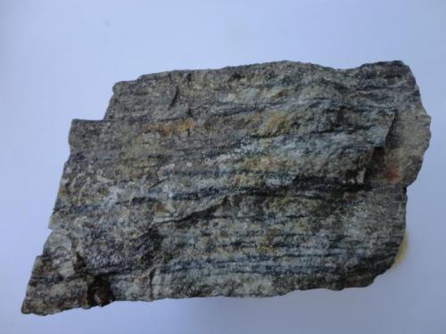 Otra corneana
Sierra de  Collserola, Al lado de la ciudad de Barcelona
Hay tres tipos de corneanas en función de la composición: máfica (rica en minerales oscuros: Fe, Mg, etc))  calcosilicatada  (rica en min más claros: Ca...) y pelítica (ó cornubianita: que se origina a partir de una roca arcillosa por lo que será muy rica en micas, pero sin una ordenación) (Autor: germanvet)