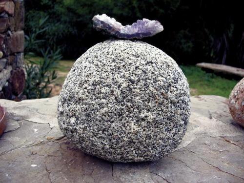 Granito o granodiorita
Benasque, Huesca, Aragón, España.
25 x 25 x 25 cm
Canto rodado recojido en un riachuelo en los alrededores de Benasque. En esa zona hay un follón de granitoides de diversos tipos. (Autor: Josele)