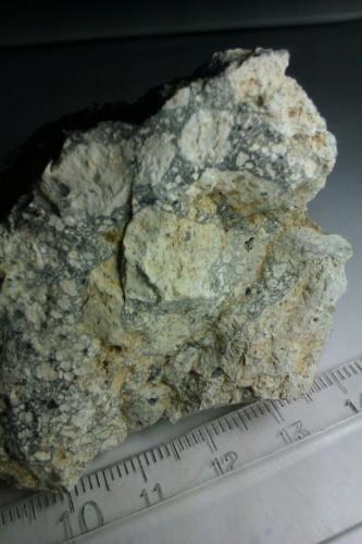 Dacita (roca volcánica)
Escombrera del Cerro de San Cristóbal, Mazarrón (España)
Roca poco alterada con textura porfídica en matriz vítrea (vitrófido). (Autor: prcantos)