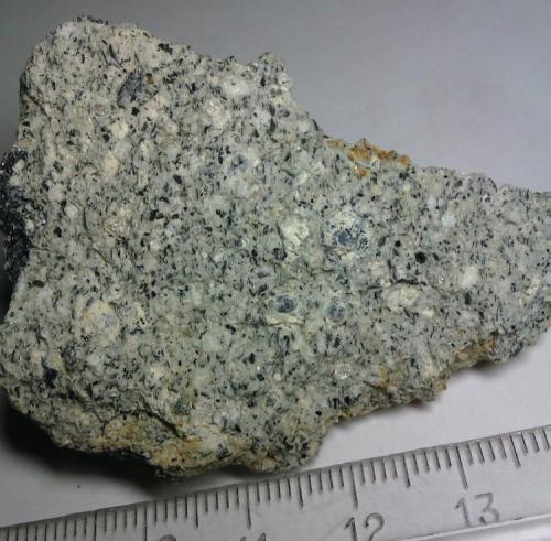 Riodacita (roca volcánica)
Mazarrón (Murcia, España)
Roca clara de grano fino, con minerales reconocibles.  Obsérvense los granos azules, probablemente de cordierita, según afirma la web antes citada. (Autor: prcantos)