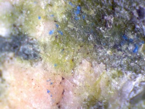 Diabasa (detalle de mineral azul: ¿langita?)
Sierra de Enmedio (Murcia, España)
190X
Estos cristales azules, probablemente un mineral de cobre típico de zonas de oxidación, deben de haberse formado secundariamente.  Con UV presentan un ligero brillo azul que destaca sobre el resto de la roca, que permanece oscuro. (Autor: prcantos)