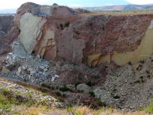 Caliza. Cantera situada 2 Km al NE de Tarifa. Tras la creación del Parque Natural del Estrecho se abandonó la explotación a gran escala. Actualmente algunos canteros siguen trabajando con métodos artesanales para cubrir la demanda local. La piedra se extrae en lajas mediante palancas introducidas en los niveles arcillosos. (Autor: Josele)