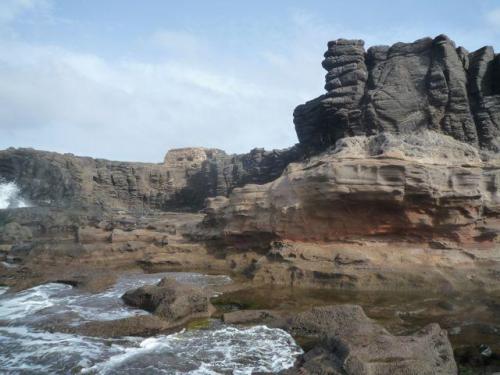 Estratos de toba soportando una colada basáltica
La Isleta, Gran Canaria, España (Autor: María Jesús M.)