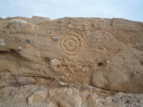 Pared de toba con relieve moderno, imitando los grabados aborígenes
La Isleta, Gran Canaria, España
Altura aproximada de la pared 1,5 metros.
Se observan los fragmentos de roca incluidos en la toba
Esta toba se puede trabajar fácilmente con un canto rodado (Autor: María Jesús M.)