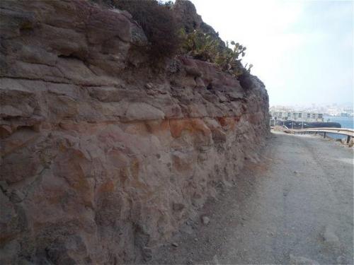 Colada volcánica sobre estratos de arcilla
La Isleta, Gran Canaria, España
El límite entre arcillas y material volcánico se sitúa a un metro del suelo. (Autor: María Jesús M.)