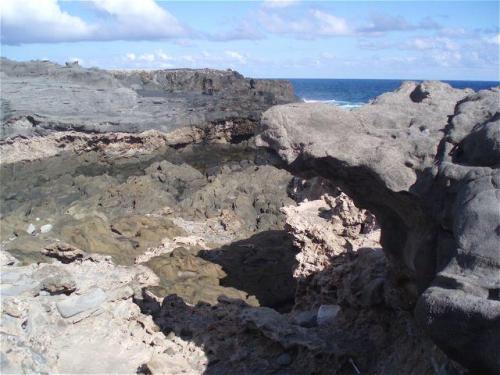 _Un paisaje "de mezcla"
Punta Camello. Gran Canaria. España
Aquí se puede observar la conjunción de varios tipos de materiales distintos: tefrifonolitas grises a derecha e izquierda, colada basáltica en la zona media izquierda (marrón oscuro) y conglomerado costero sedimentario con cemento calizo al frente. (Autor: María Jesús M.)