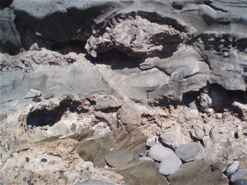 Tefrifonolitas con Haüyna sobre conglomerado calizo costero
Punta Camello. Gran Canaria. España (Autor: María Jesús M.)