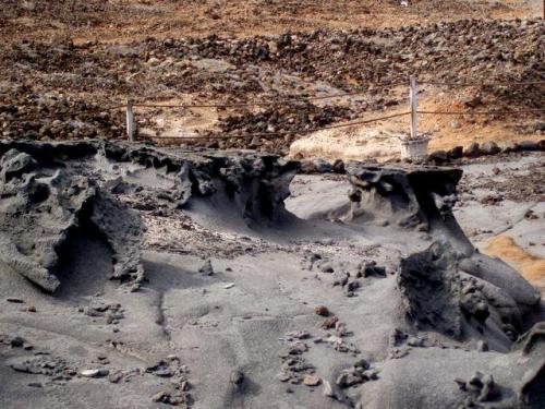 _Erosión diferencial de la tefrifonolita
Punta Camello. Gran Canaria. España
El terreno de la parte posterior es mucho más antiguo y ya está transformado en arcilla rica en hierro oxidado. (Autor: María Jesús M.)