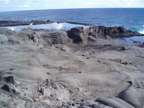 Tefrifonolitas con Haüyna
Punta Camello. Gran Canaria. España
Al fondo se ha construido una salina (artificial). (Autor: María Jesús M.)